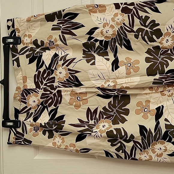 Briggs Women's Floral Cropped Pants - Picture 3 of 13